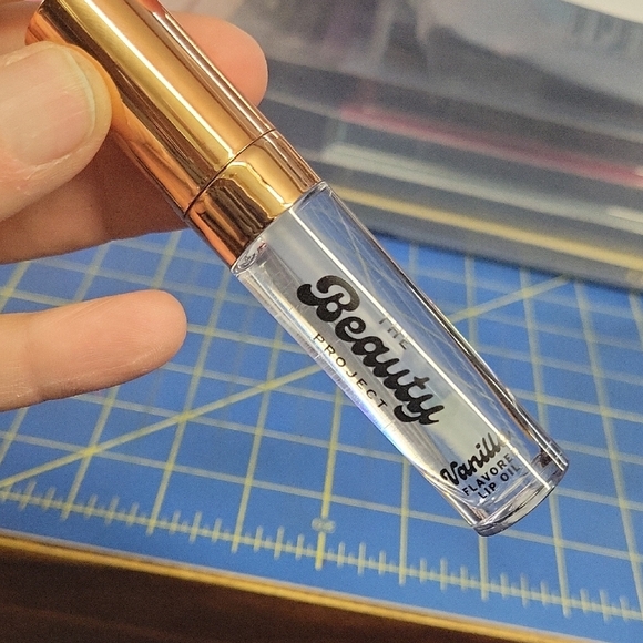 The Besutiful Project Vanilla Lip Oil - Picture 1 of 1